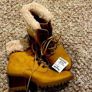 Women size 8 wheat colored  boots